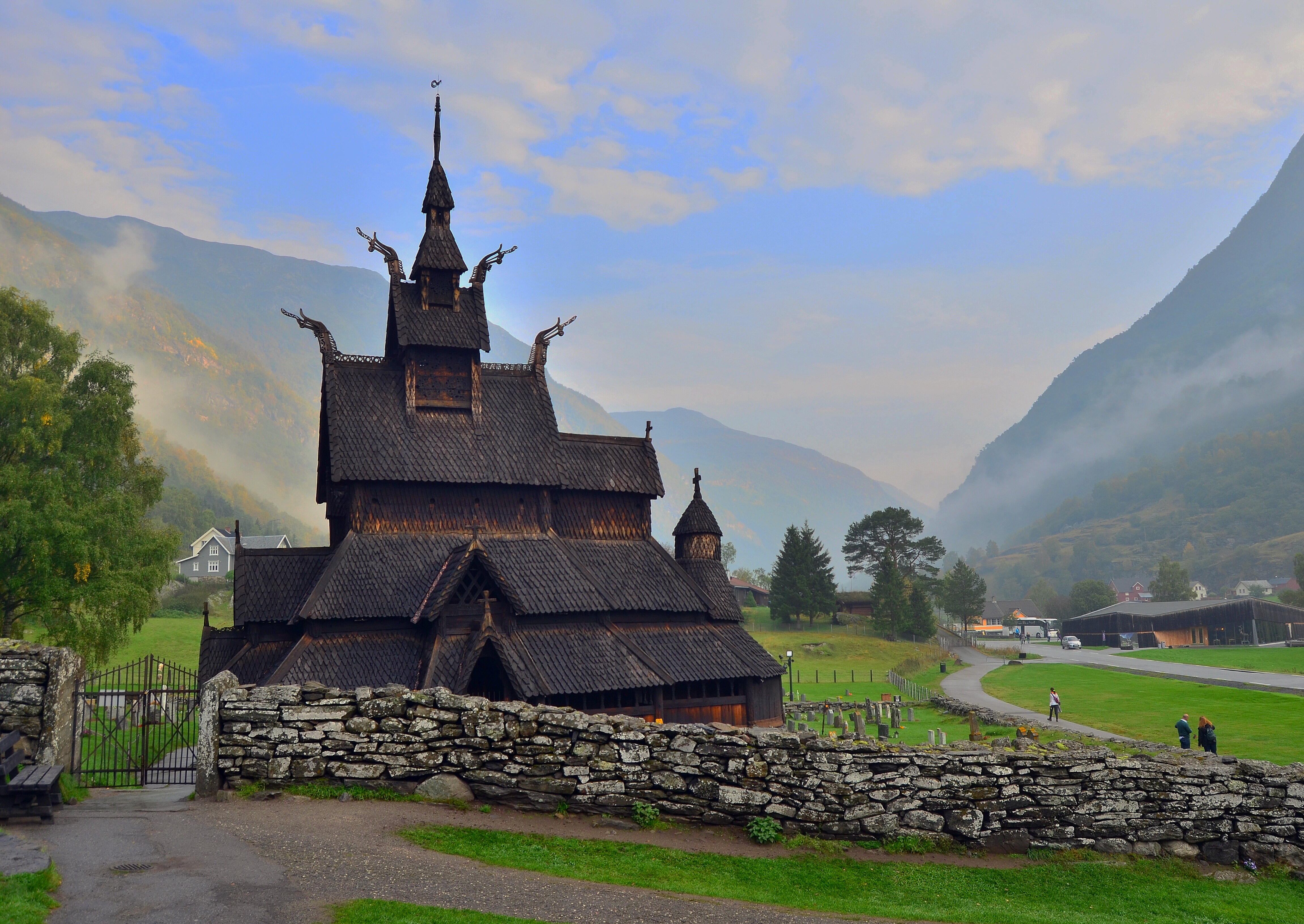 Borgund stavkirke, Lærdal i Sogn, Vestland. Fjell og dal.
